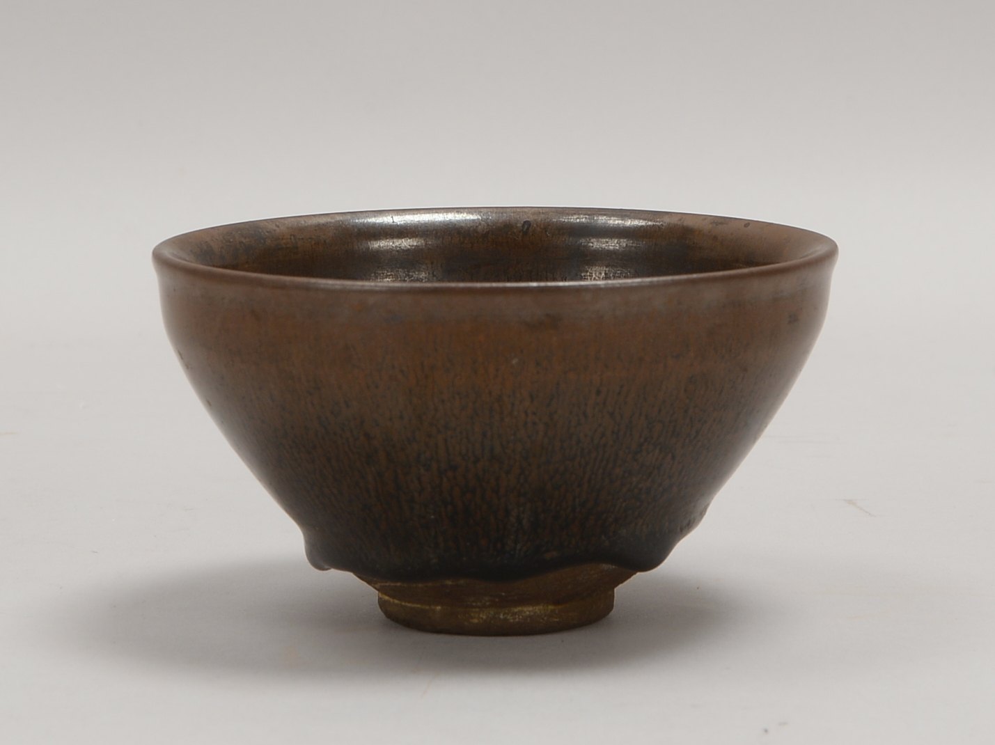 Teeschale, Steinzeug mit schwarzer Laufglasur; Höhe 7 cm, Durchmesser Ø 12,5 cm