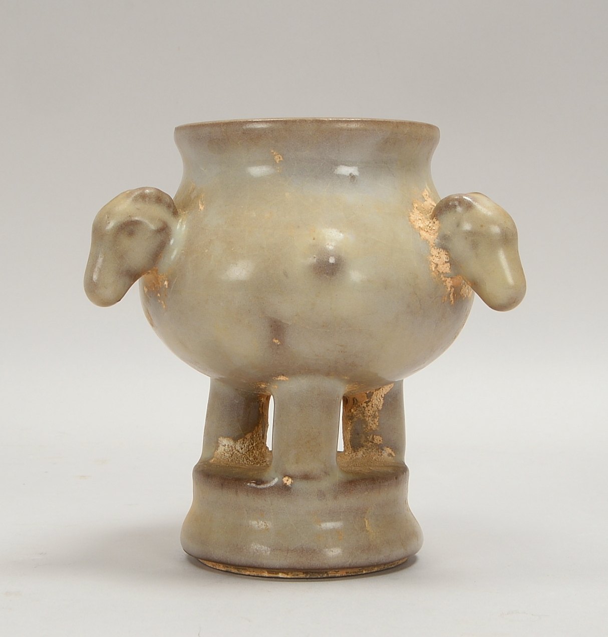 Tripod-Censer/Räuchergefäß, Porz. mit milchiger Glasur, 3x figürl. Handhaben; Höhe 14,5 cm