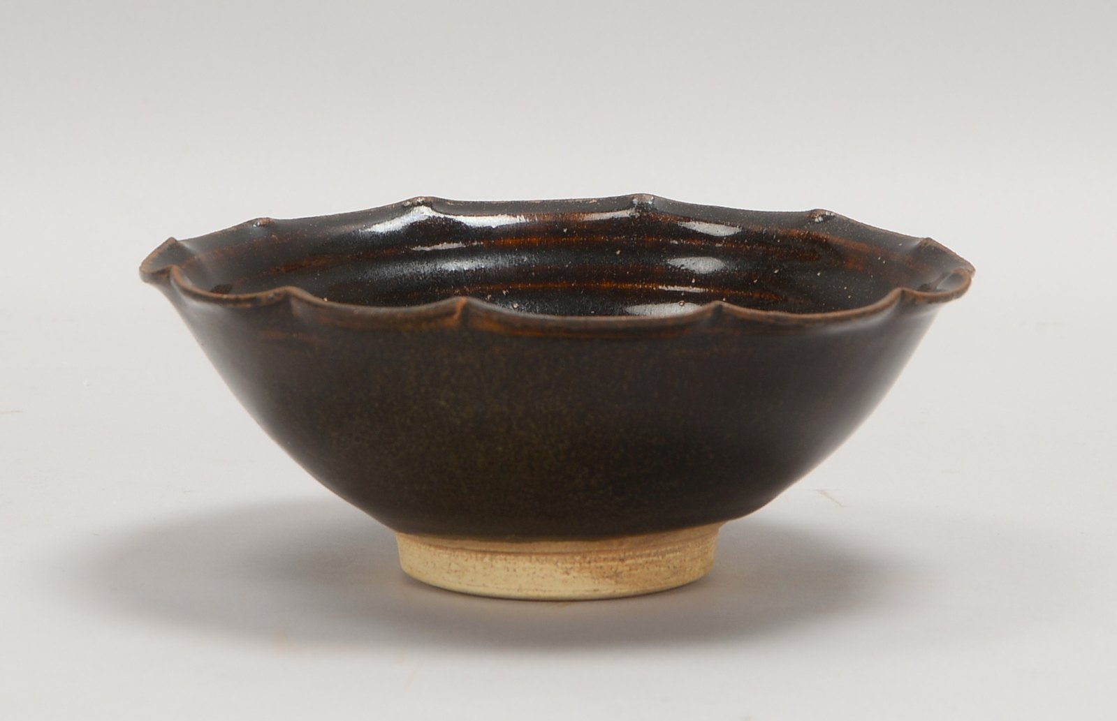 Teeschale, Steinzeug mit schwarzer Laufglasur, gefächerter Rand; Ø 16,5 cm