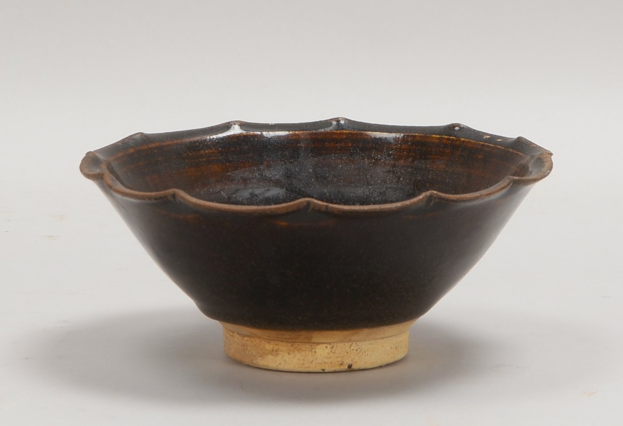 Teeschale, Steinzeug mit schwarzer Laufglasur, gefächerter Rand; Ø 16 cm
