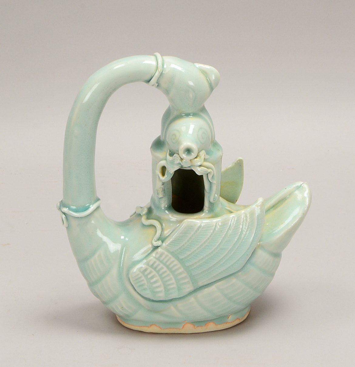 Figürl. Porzellanvase, 'Schwan', mit türkisfarbener Glasur, ungemarkt; Höhe 22,5 cm
