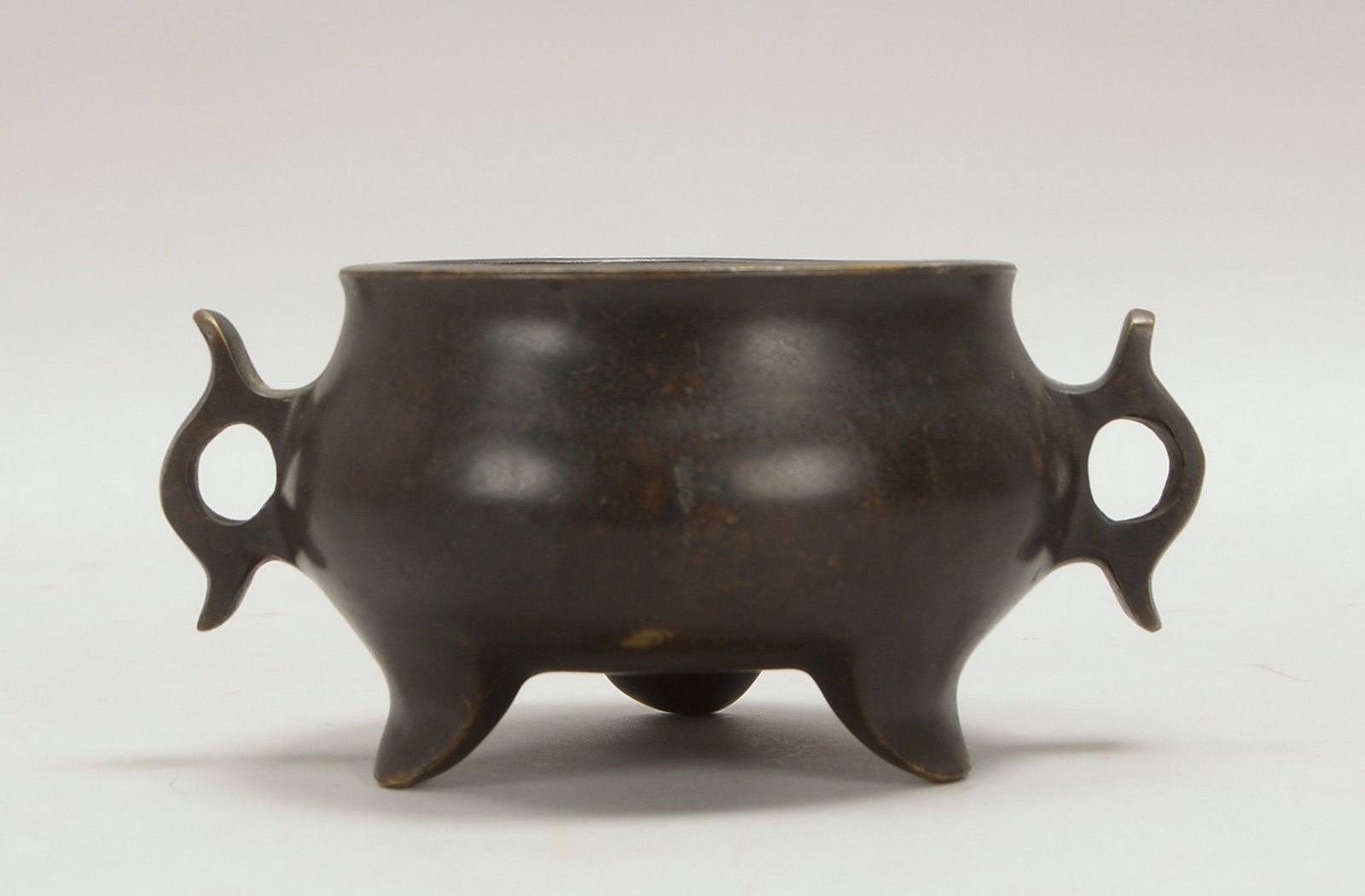 Tripod-Censer/Räuchergefäß, Bronze, mit 2x seitlichen Handhaben; Höhe 7,3 cm
