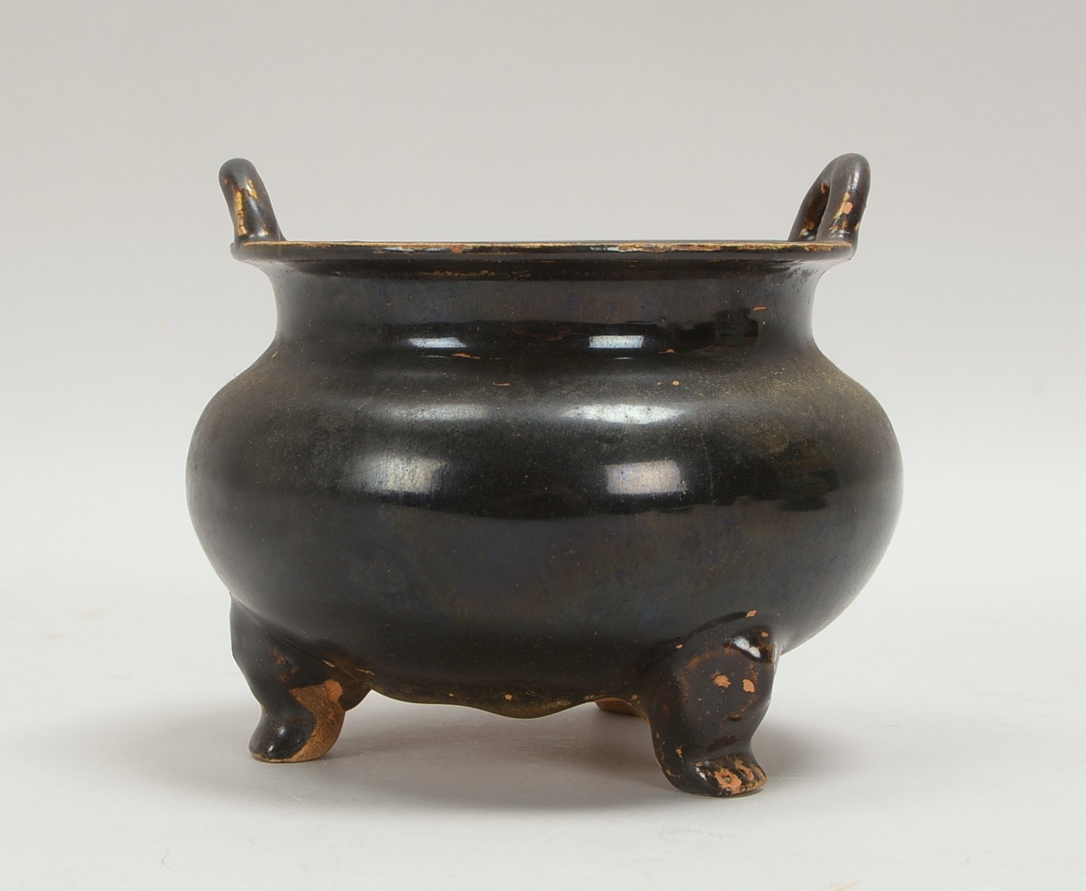 Tripod-Censer/Räuchergefäß, Steinzeug mit schwarzer Laufglasur, 2x seitl. Handhaben