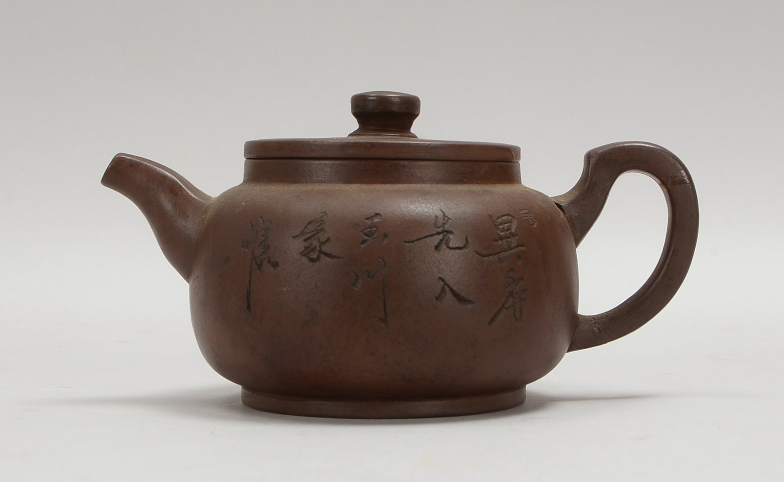 Teekanne, Steinzeug, Wandung umlaufend mit chin. Schriftzeichen; Höhe 9 cm