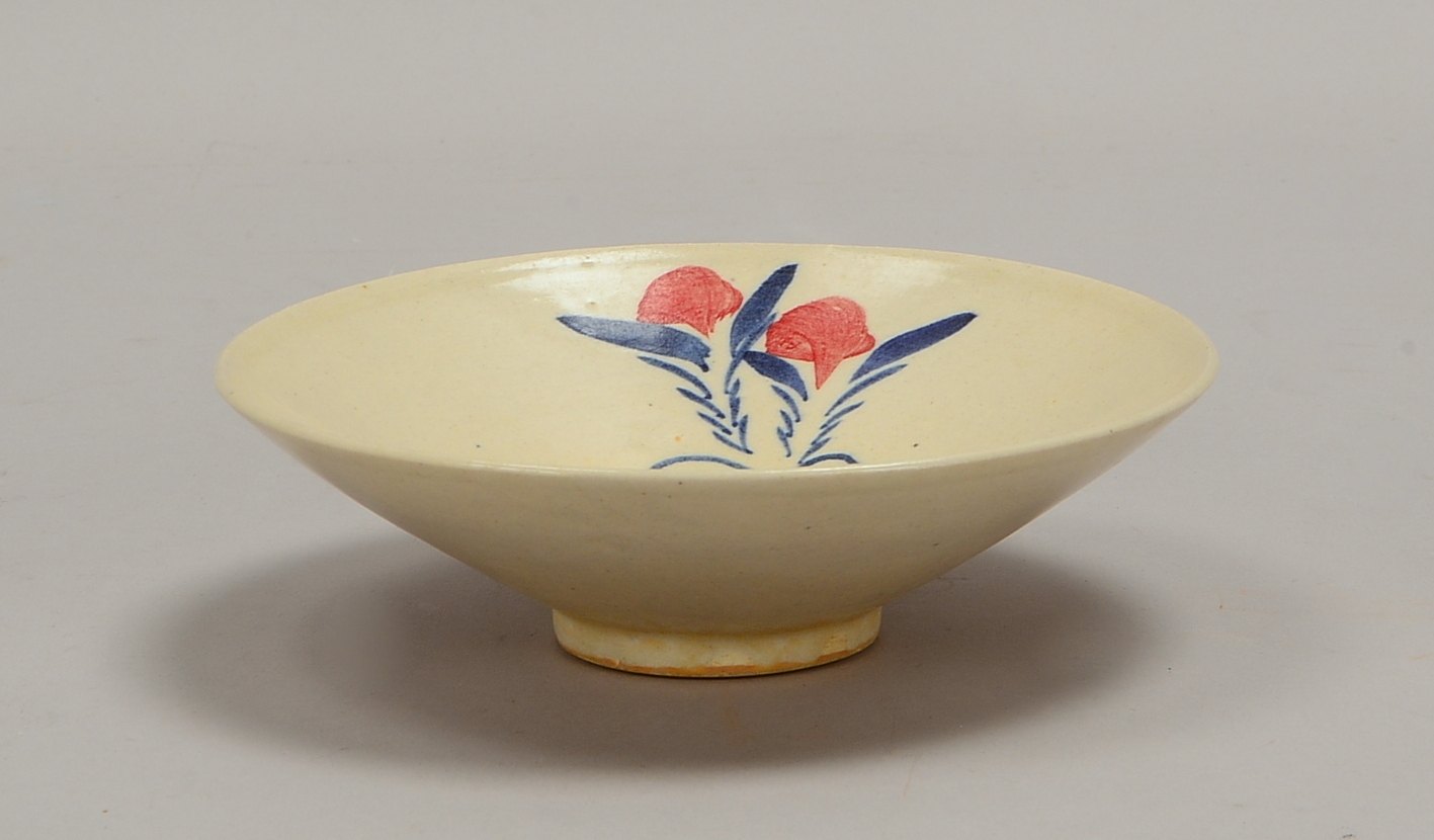 Schale, weiß glasiertes Steinzeug, florale Bemalung (Rosenmotive); Höhe 4,5 cm, Ø 15 cm
