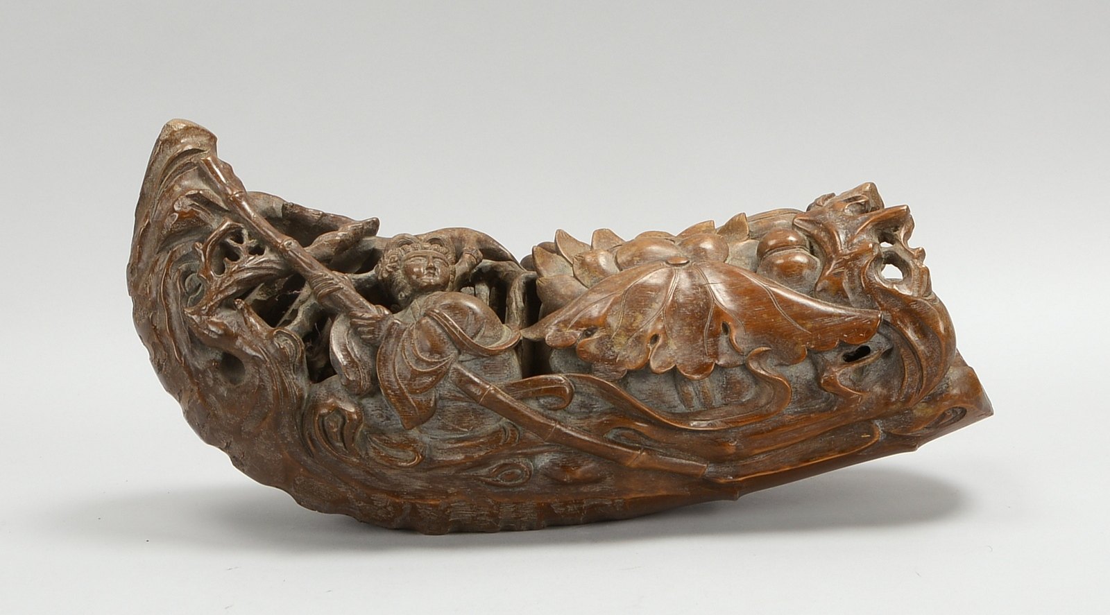 Figürl. Schnitzarbeit, Bambus, 'Guanyin' (im Boot sitzend dargestellt); Länge 43 cm