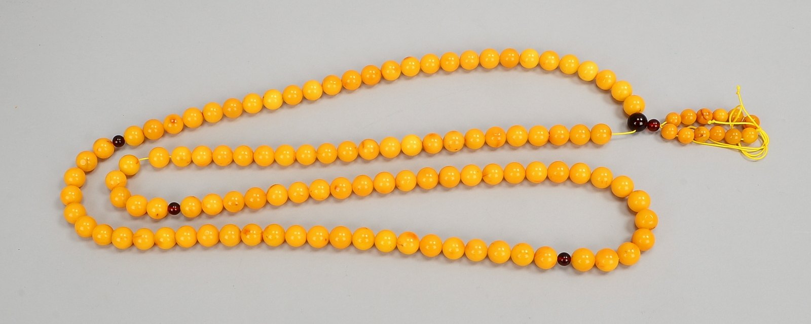 Buddhist. Halskette, Bernstein-Besatz, Steine im Perlenschliff/Ø Perle 13 mm; Gew. 164,75 g