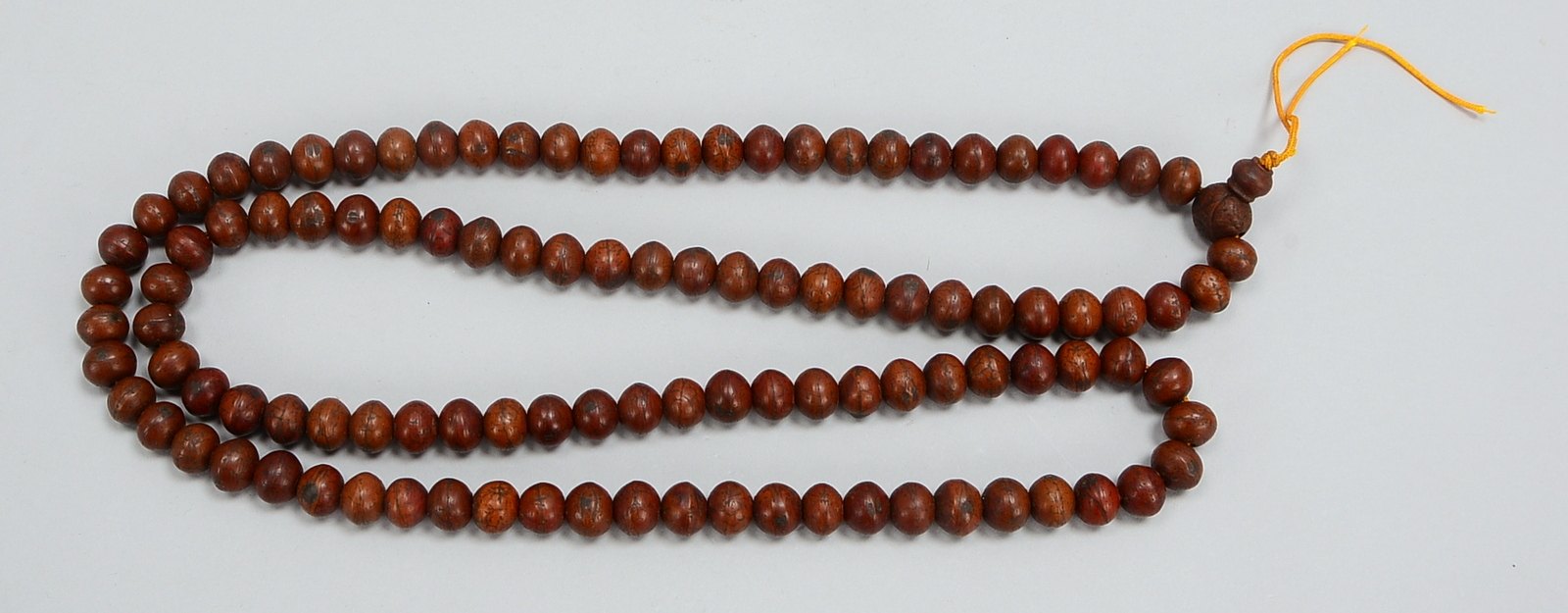 Gebetskette (Tibet), mit 108-fachem Perlenbesatz/sog. 'Buddha-Augen'; Länge 120 cm