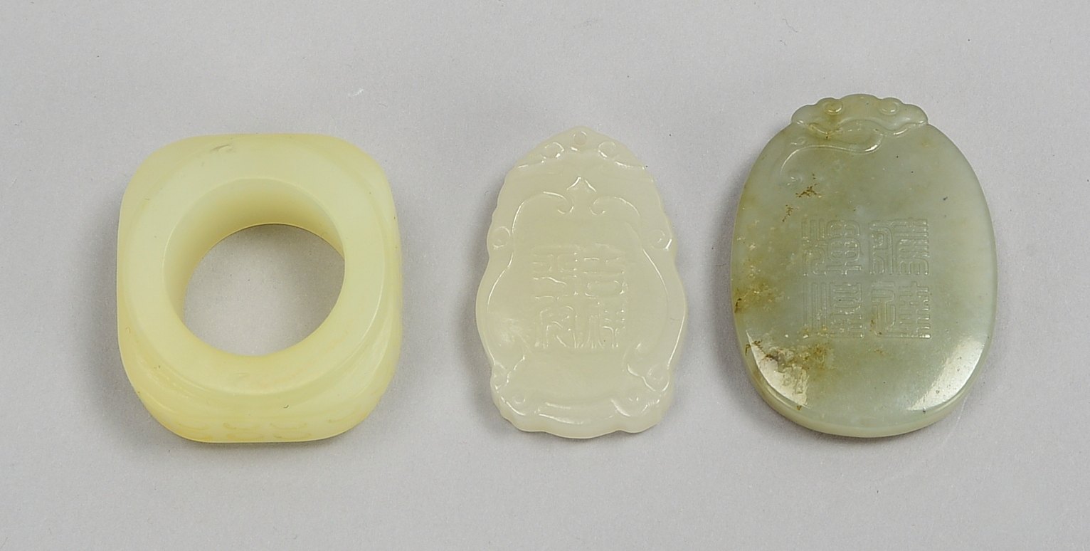 Jade-Sammlerkonvolut, 3 Teile: 2x Amulette, Maße bis 4,5 x 3,5 cm; 1 Ring, Ø 4 cm
