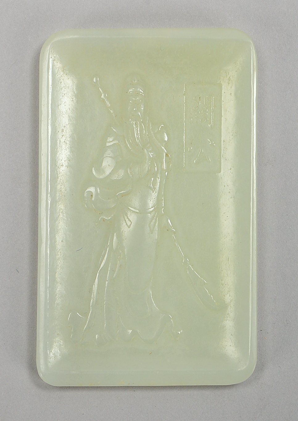 Amulett (China), Jade, figürl. Reliefdekor, 'Konfuzius'-Darstellung; Maße 7,5 x 4,5 cm
