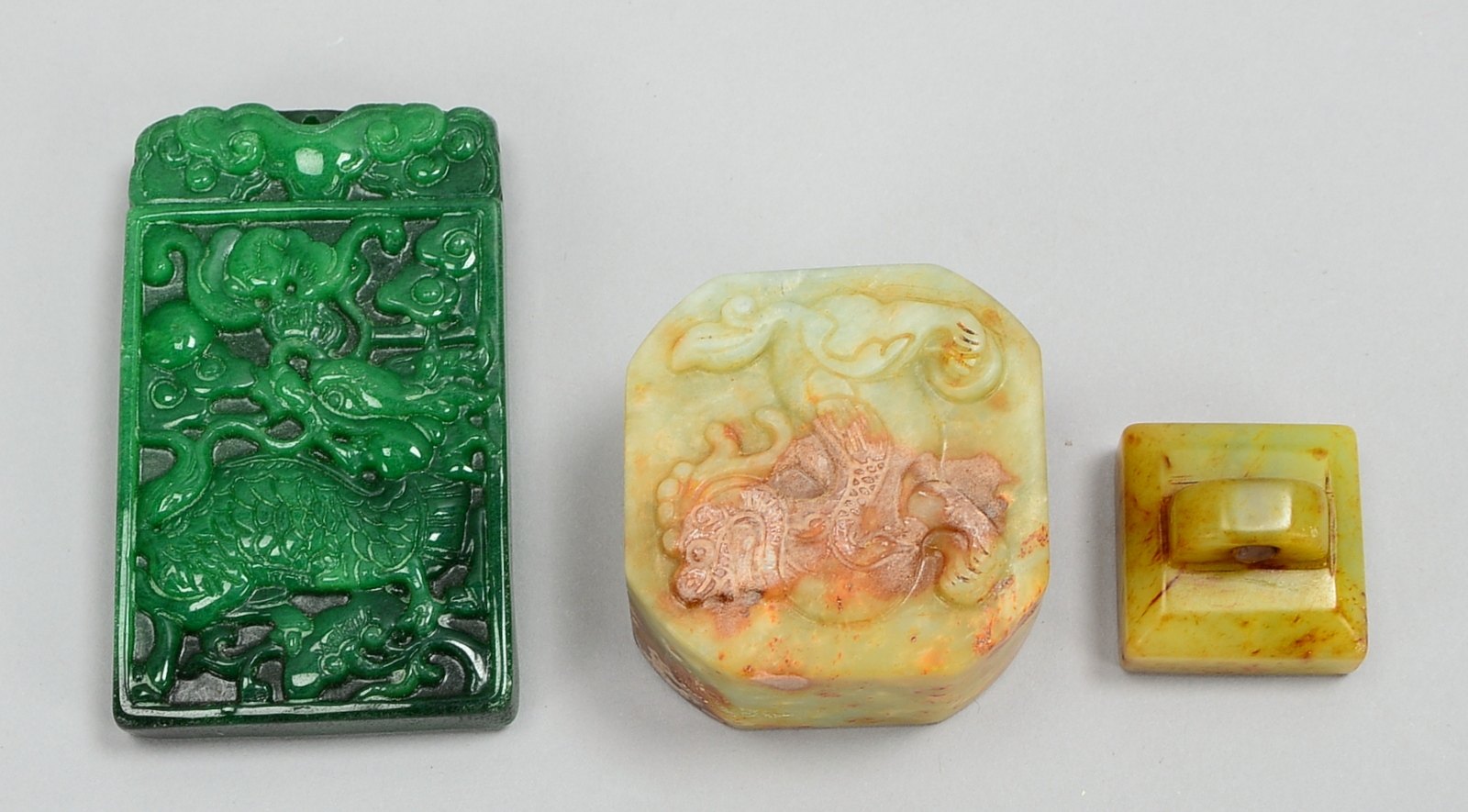 Jade-Sammlerkonvolut, 3 Teile: 2x Stempel, 1 Amulett, Maße 8 x 4,5 cm