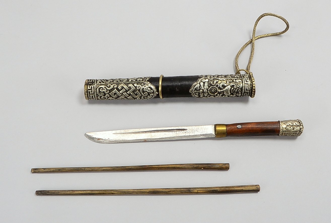 Essbesteck (Tibet), Paar Stäbchen und Messer, Scheide teils mit Blech/Leder verkleidet