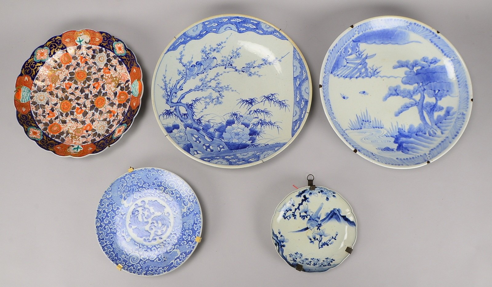 Porzellanteller (China), Unterglasurdekor in Blau (Landschaftsmotiv), ungemarkt; Ø 46,5 cm