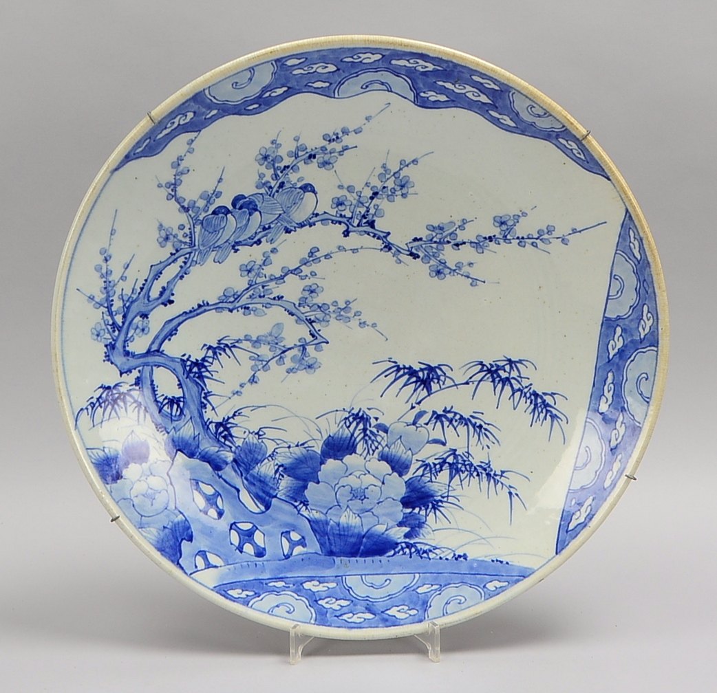 Porzellanteller (China), Unterglasurdekor in Blau ('Tauben auf Baum'), ungemarkt; Ø 47 cm