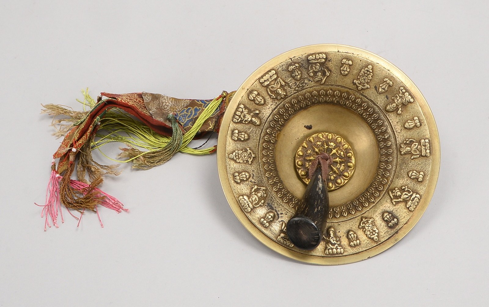 Tempelglocke, Bronze, innen 'Buddha'-Reliefdarst., Bambus-Griff, Horn-Klöppel; Ø 15 cm