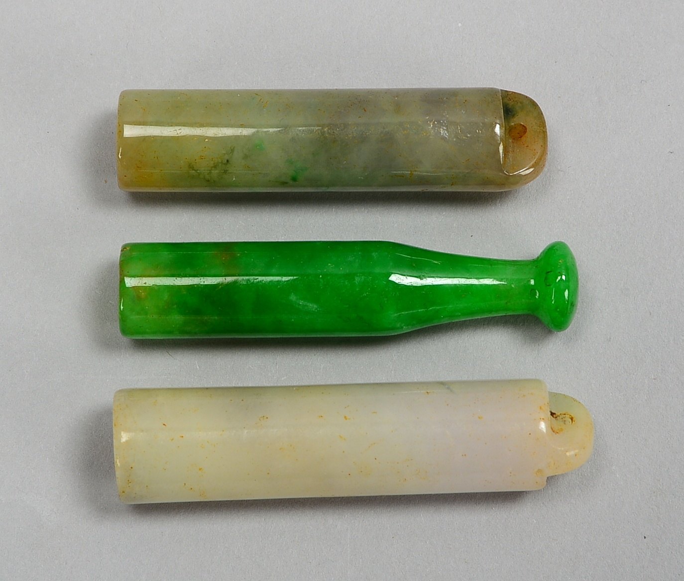Jade-Sammlerkonvolut, 3 Teile: 2x Fächergriffe, 1 Pfeifen-Mundstück; Länge bis 5 cm