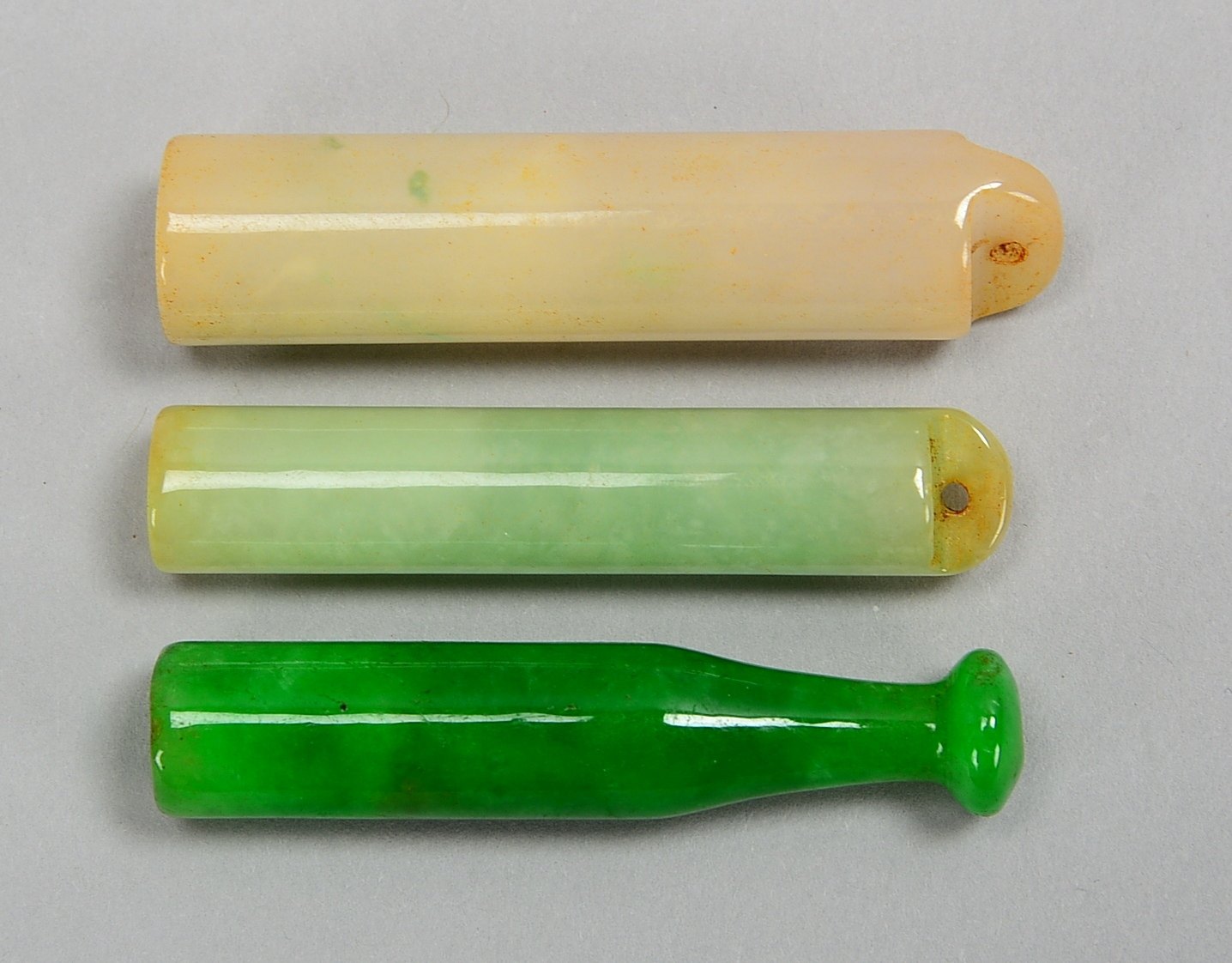 Jade-Sammlerkonvolut, 3 Teile: 2x Fächergriffe, 1 Pfeifen-Mundstück; Länge bis 5,5 cm