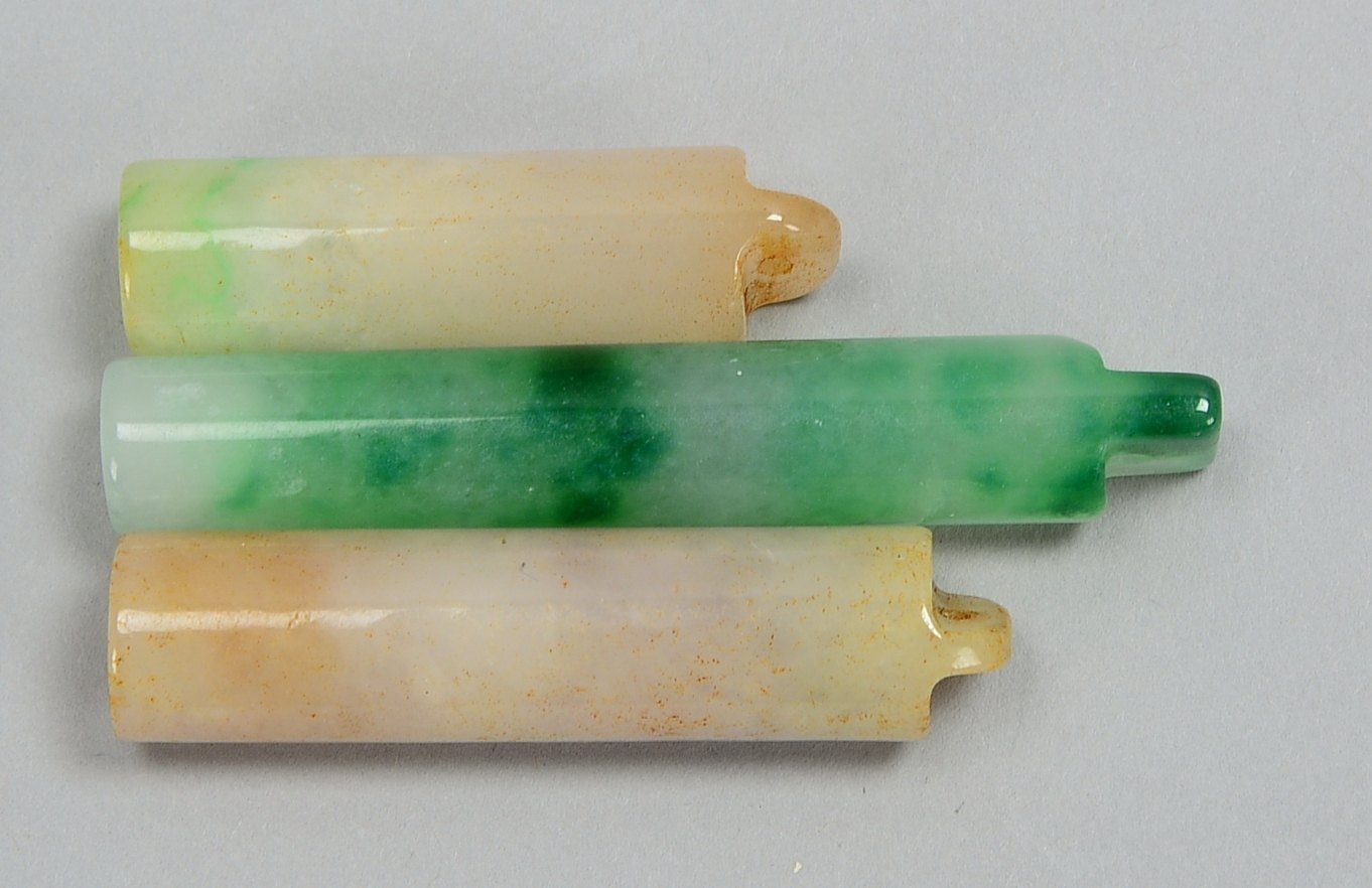 Jade-Sammlerkonvolut (China), 3 Fächergriffe; Länge bis 6,5 cm