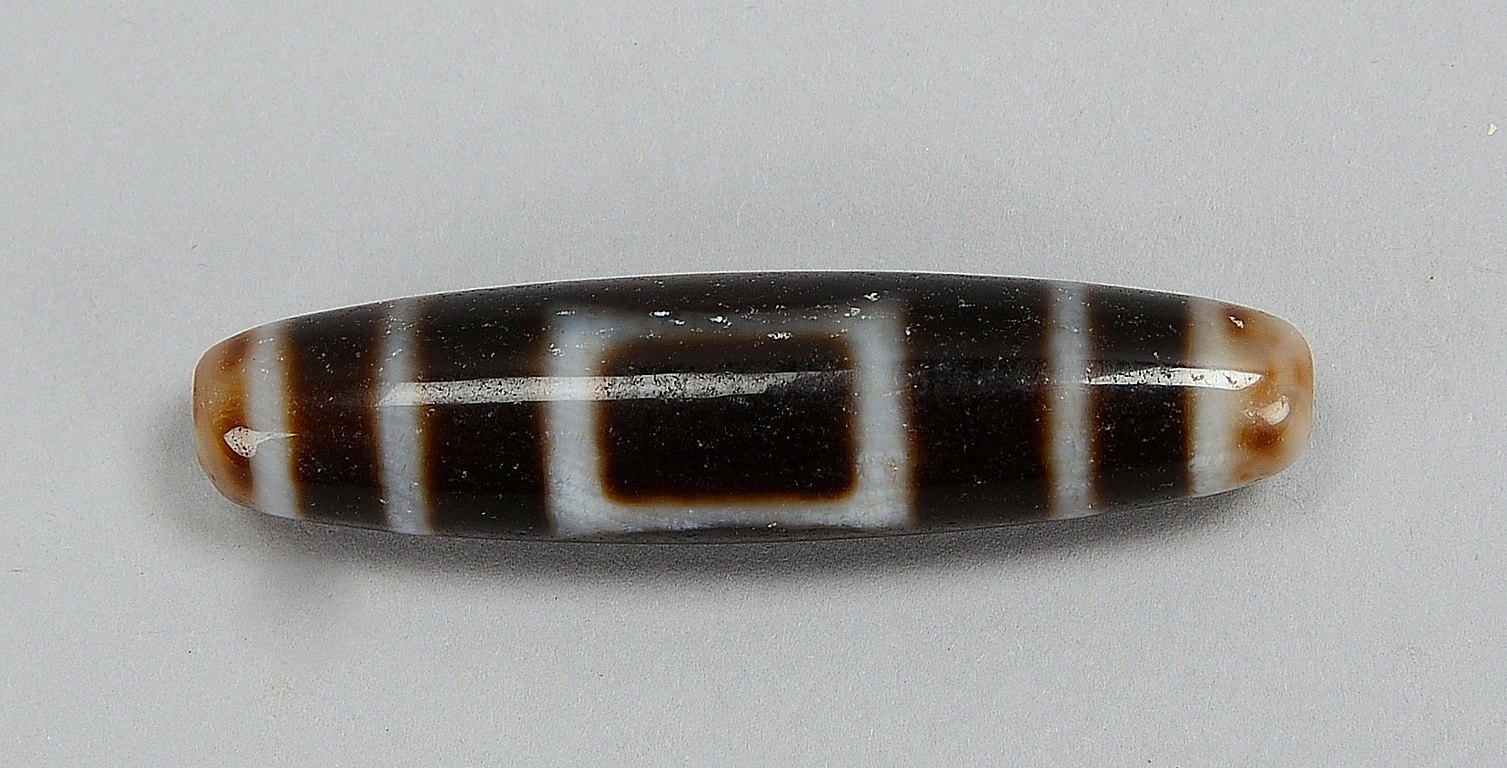 Alter Dzi-Stein (Tibet), Achat, längsovale Form, Stein mit eizelnem Auge; Länge 5,5 cm