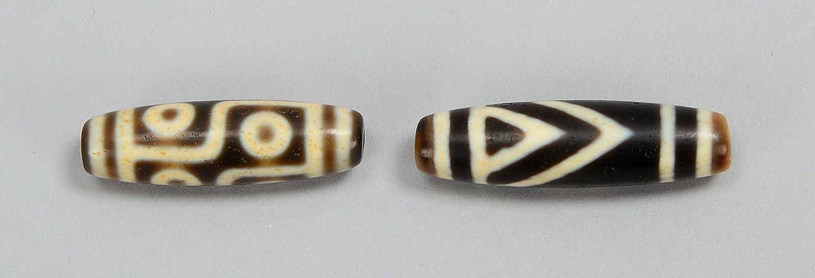 2 alte Dzi-Steine (Tibet), Achat, längsovale Form, 1x Stein mit 6 Augen; Länge bis 4 cm