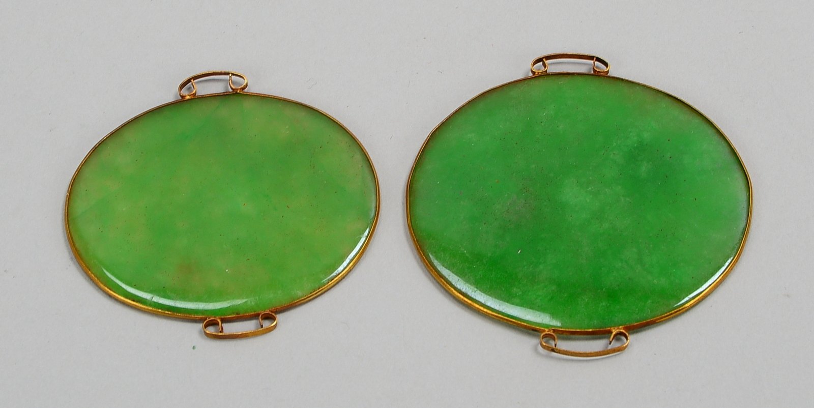 Paar Gürtelschnallen (China), jeweils besetzt mit grüner Jade-Scheibe; Ø bis 5,5 cm