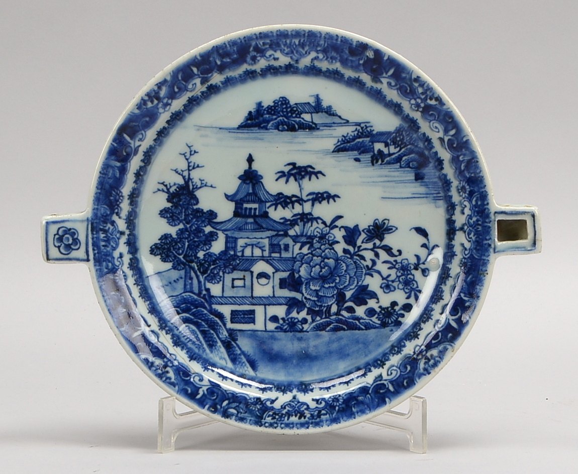 Warmhalteteller, Unterglasurdekor in Blau, 'Pagode in Landschaft; Ø 23 cm