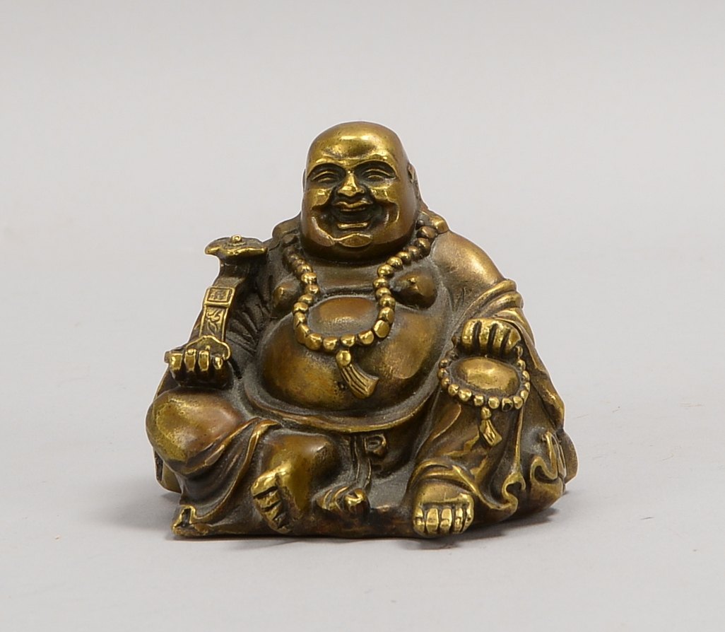 Kl. Bronzeskulptur, 'Sitzender Buddha' - mit Ruyi-Zepter dargest., sign.; Höhe 8 cm