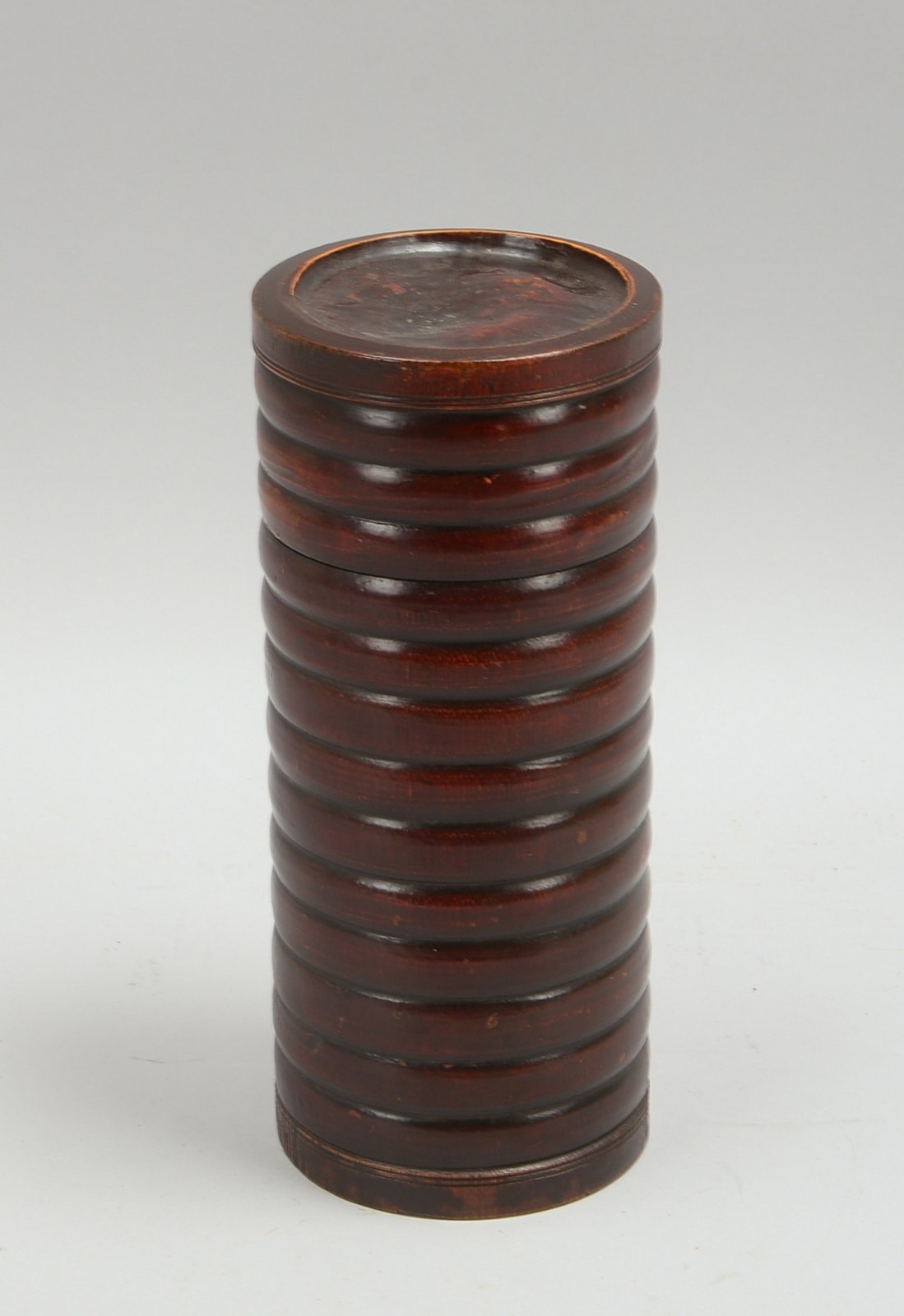 Utensilo/Pinselhalter (China), Bambus, zylindr. Gefäß, mit Deckel; Höhe 27 cm, Ø 11 cm