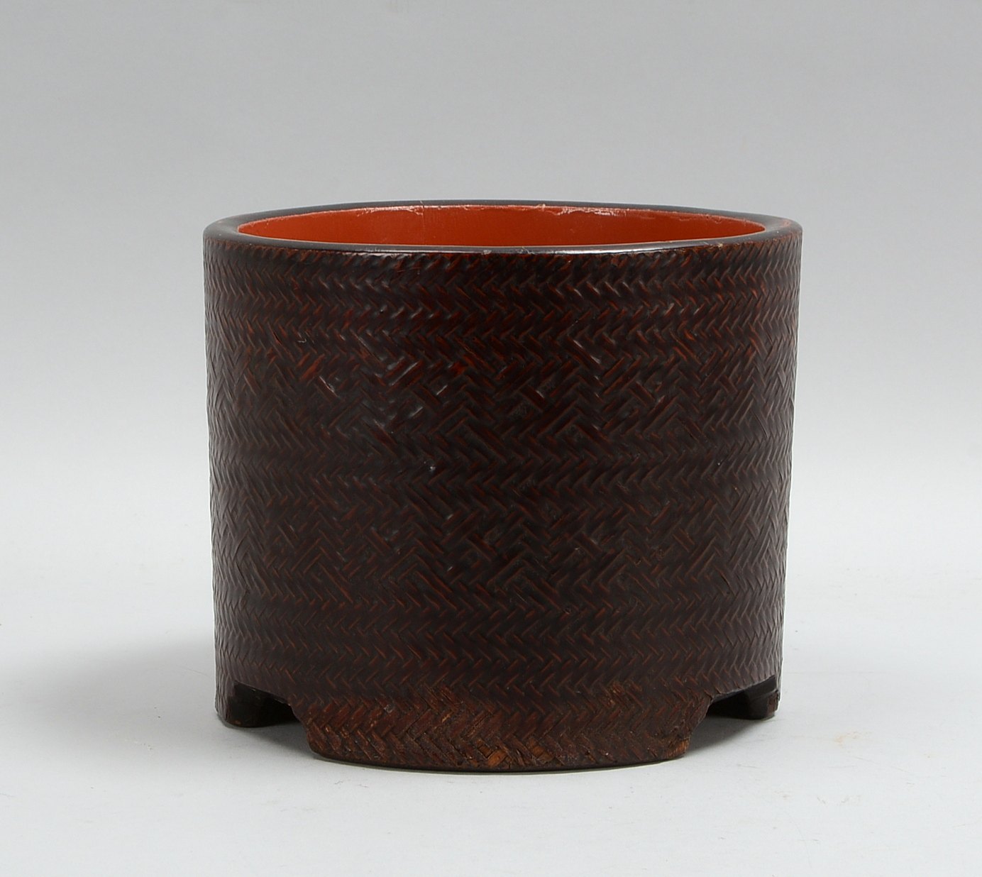 Pinselhalter (China), Bambus, Gefäß rot gefasst; Höhe 19 cm, Ø 23 cm