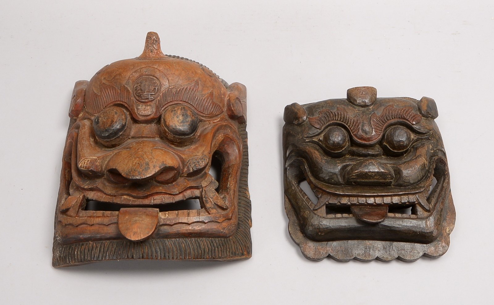 2 Tanzmasken (China), rituelle 'Drachenmasken', Holz handgeschnitzt, Reste von Fassung