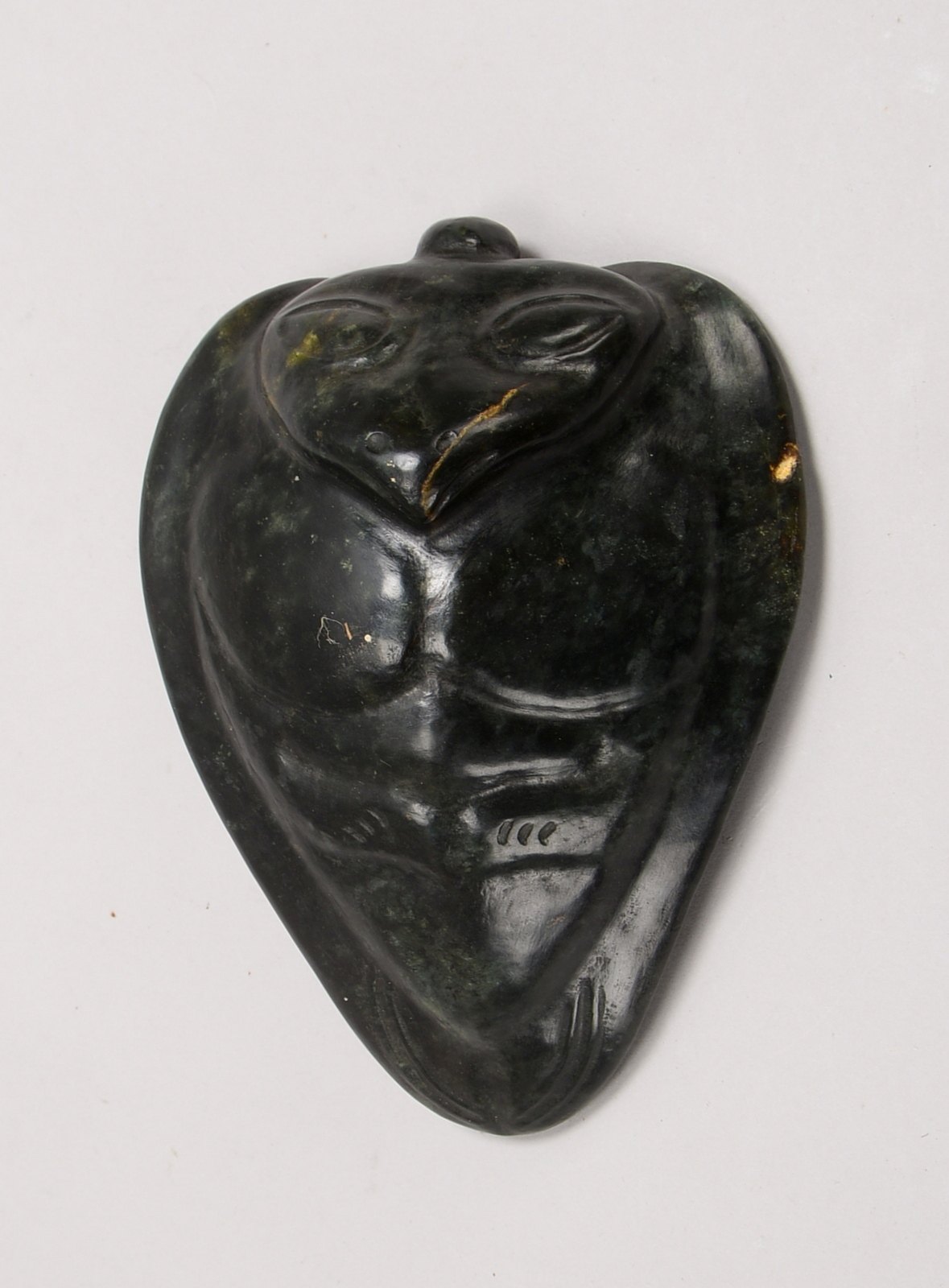 Jade-Schnitzerei/Amulett, 'Fledermaus' - stilis. Ausf., mit 2x Bohrungen für Aufh.