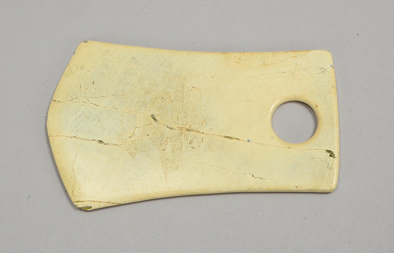 Jade-Schnitzerei/Amulett, axtförmige Ausf., feine Ziselierungen, 1x Bohrung für Aufh.