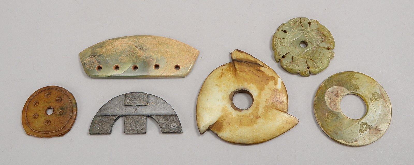 6 Jade-Schnitzereien, versch. scheibenförmige Ausführungen; Höhe 5 cm - Höhe 11 cm