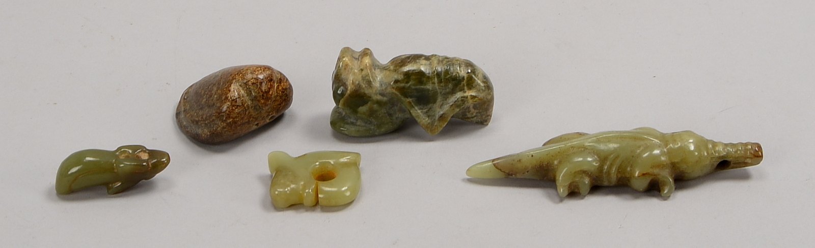 5 Jade-Schnitzereien/Amulette, Tierfiguren/'Fabelwesen', mit Bohrung für Aufh.