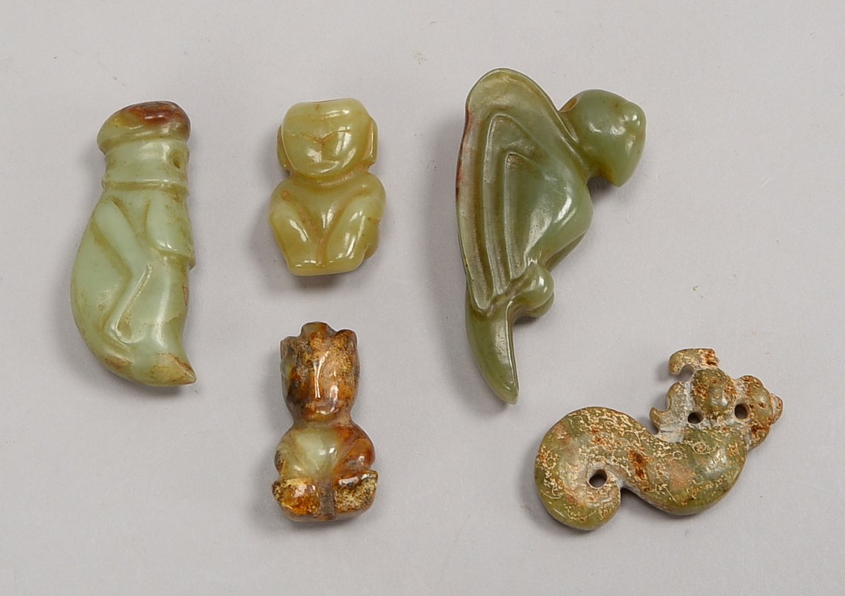 5 Jade-Schnitzereien/Amulette, Tierfiguren/'Fabelwesen', mit Bohrung für Aufh.