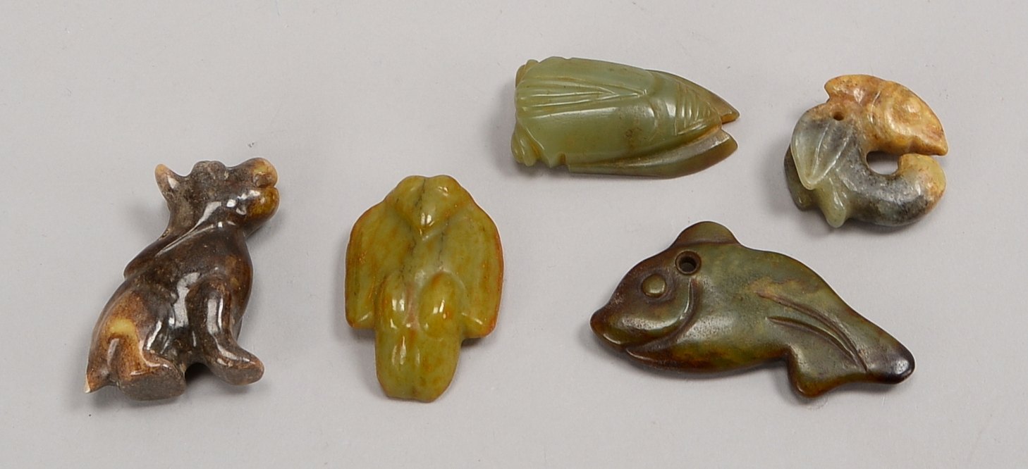 5 Jade-Schnitzereien/Amulette, Tierfiguren/'Fabelwesen', mit Bohrung für Aufh.