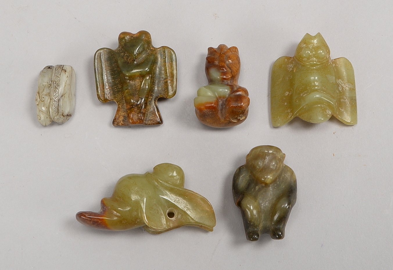 6 Jade-Schnitzereien/Amulette, Tierfiguren/'Fabelwesen', mit Bohrung für Aufh.