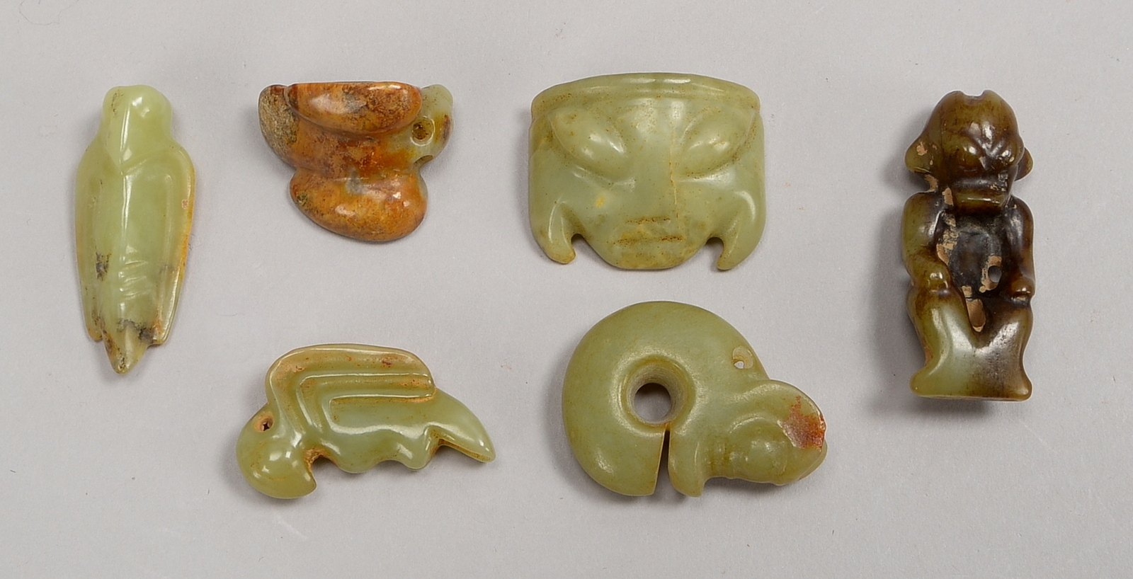6 Jade-Schnitzereien/Amulette, Tierfiguren/'Fabelwesen', mit Bohrung für Aufh.