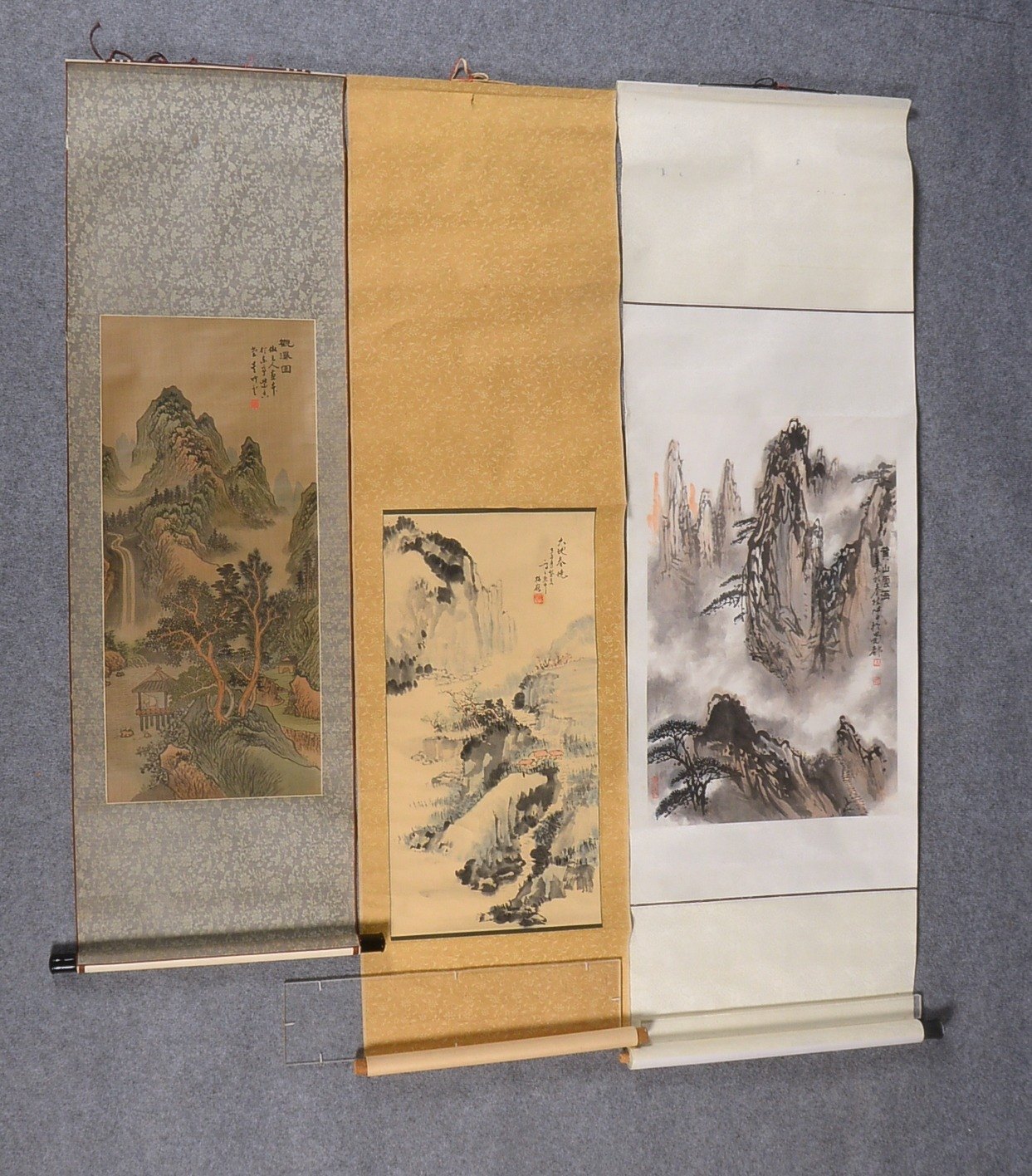 3 Rollbilder (China), 'Landschaftsmotive', jeweils signiert; Maße bis 184 x 65 cm