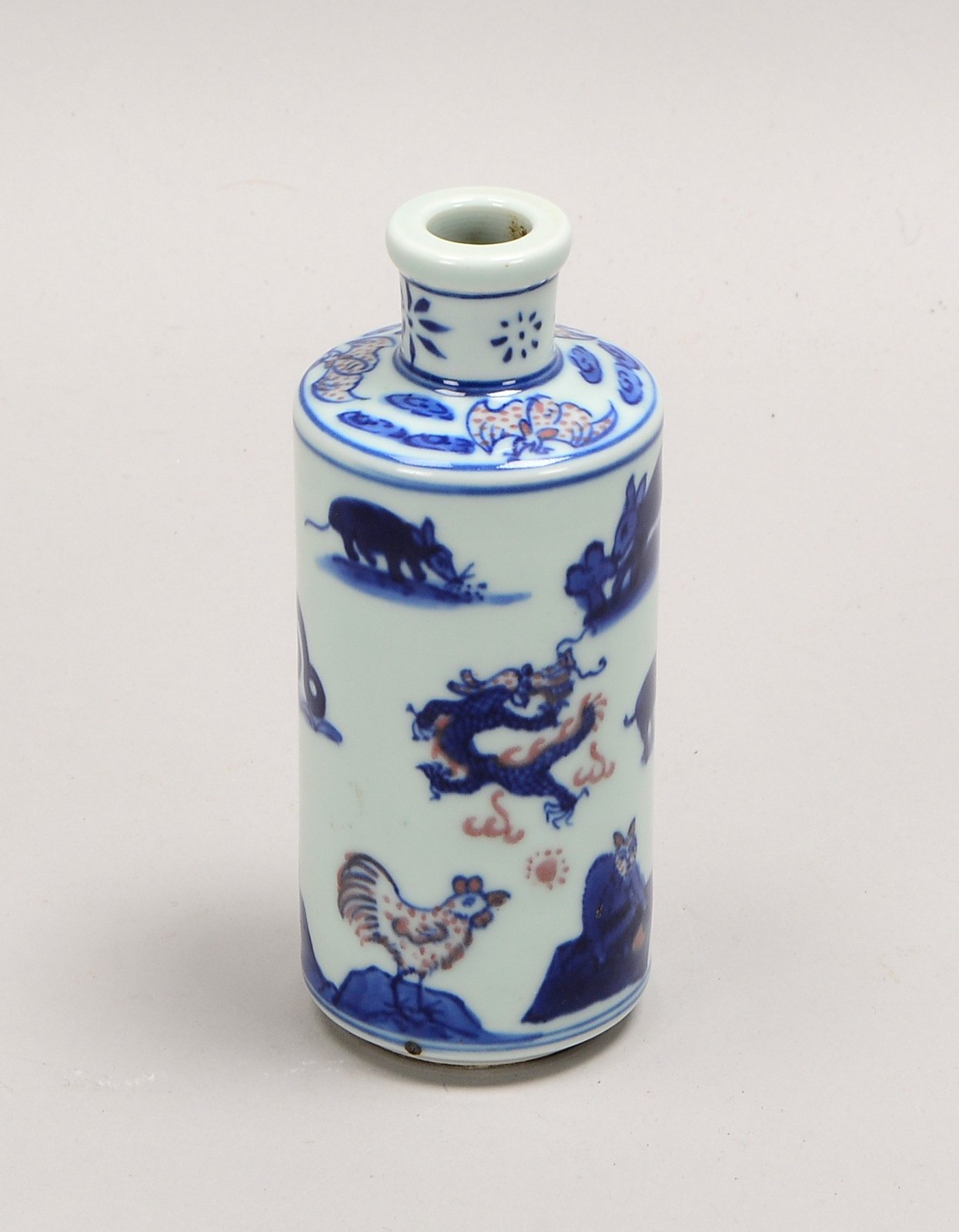 Porzellanvase (China), umlaufend Unterglasur-Motive in Blau (Tierdarst.); Höhe 15,5 cm