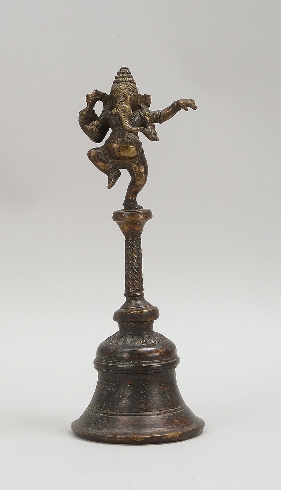 Tempelglocke (Indien), Bronze, Griff als 'Ganesha'-Skulptur gestaltet; Länge 34 cm