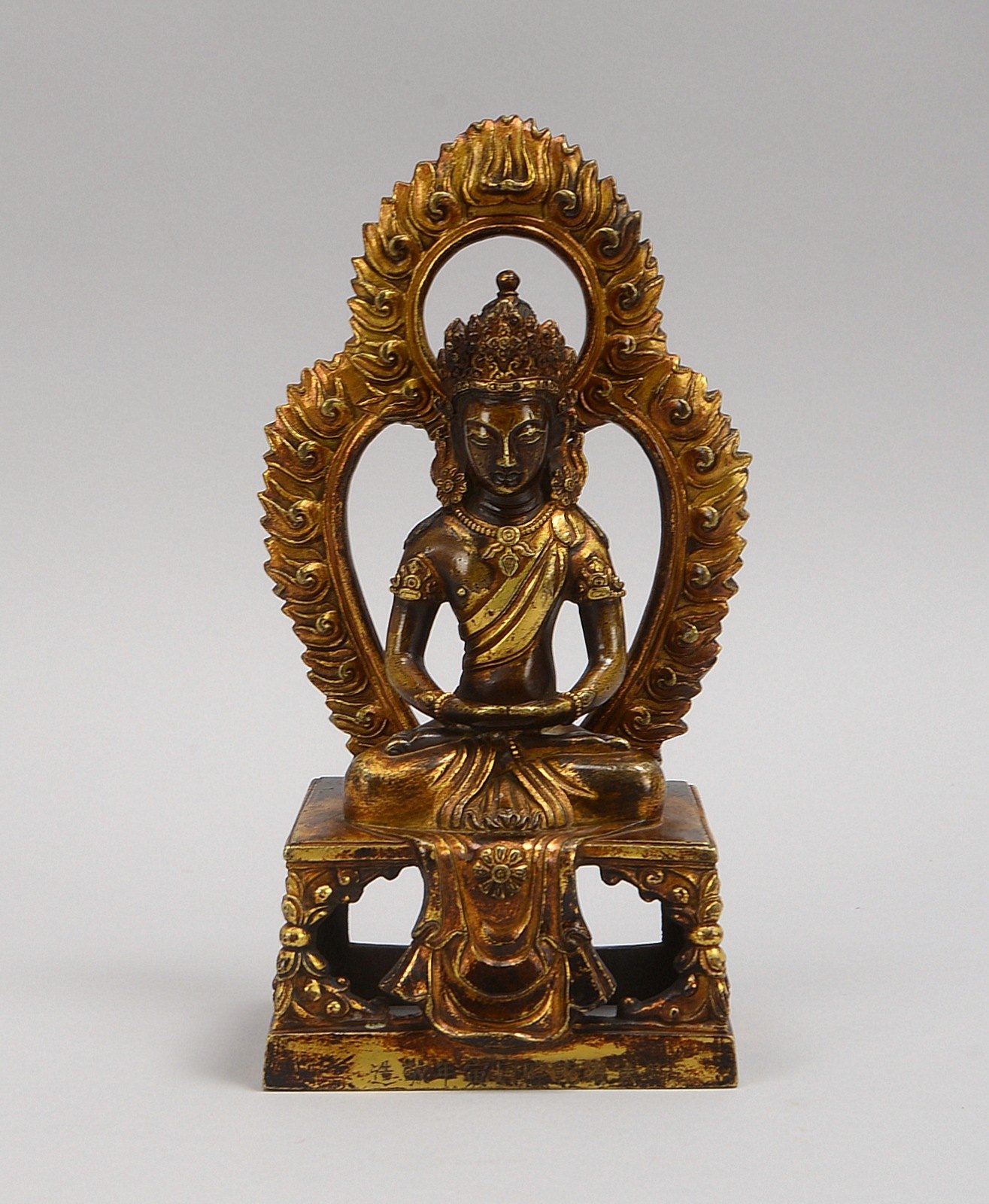 Bronzeskulptur, 'Sitzender Buddha' - in meditativer Haltung dargest., 2-tlg.; Höhe 21 cm