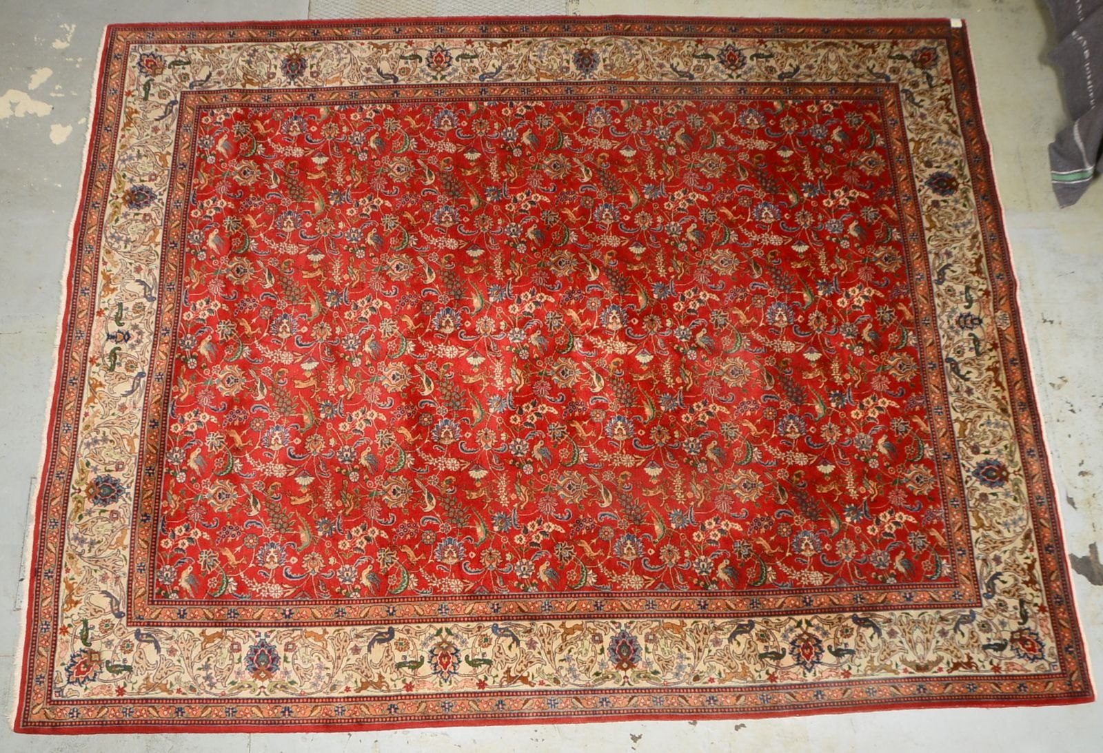 Täbriz, feste mittelfeine Knüpfung, sign., guter Zustand; Maße 437 x 340 cm