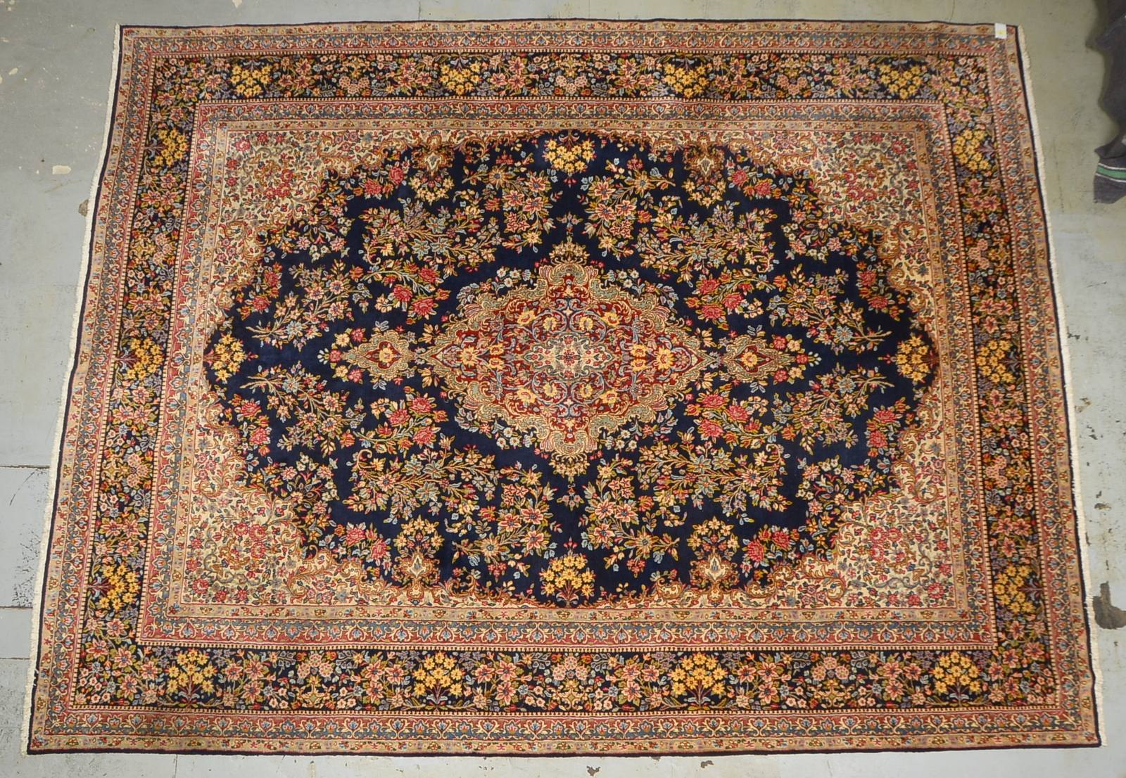 Kirman Lavar, mittelfeine Knüpfung, hochflorig; Maße 398 x 310 cm
