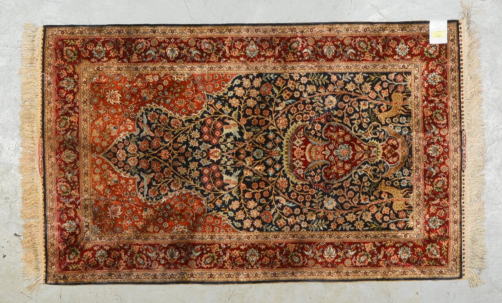 Hereke, sehr feine Knüpfung, 700.000 - 800.000 Kn./qm, sign.; Maße 126 x 77,5 cm