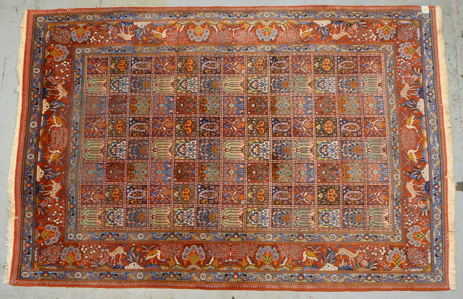 Moud, kl. Seidenanteile, mittelfeine Knüpfung, Feldermuster; Maße 201 x 196 cm
