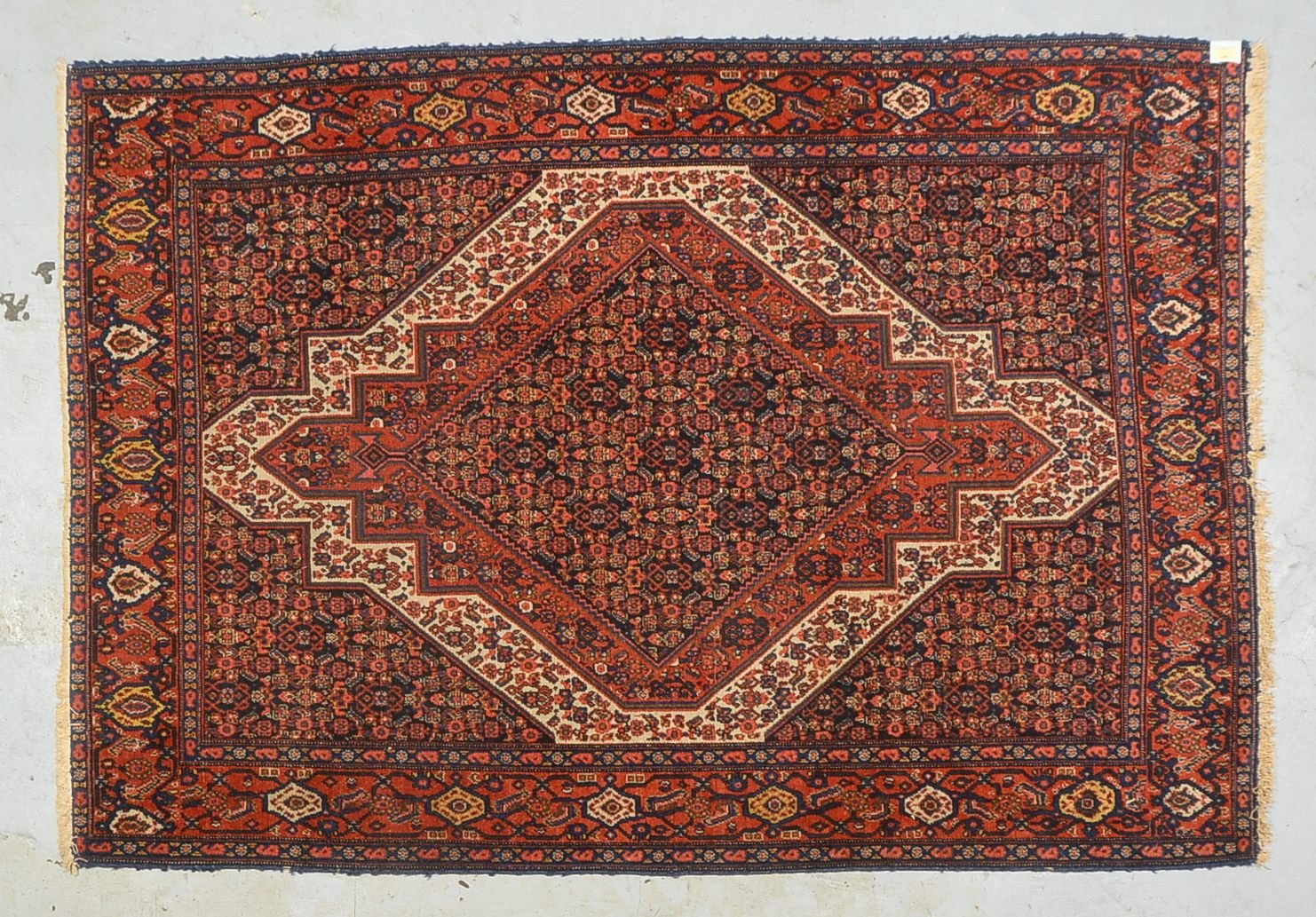 Malayer-Orientbrücke, mittelfeine Kn., gleichm. Flor - guter Zust.; Maße 200 x 142 cm