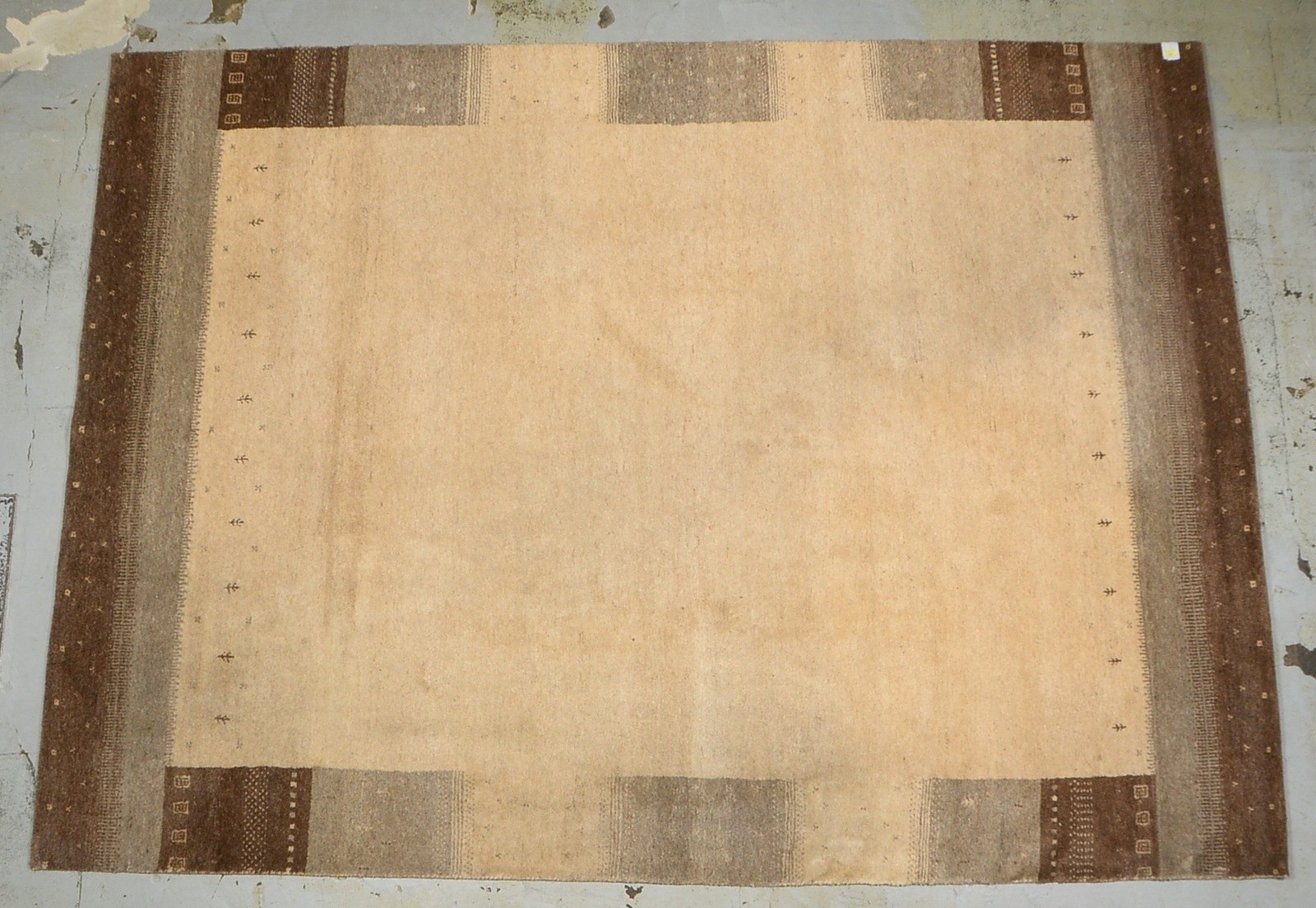Tibet-Teppich, Schurwolle, in Braun-/Beige-Tönen, guter Zust.; Maße 345 x 250 cm
