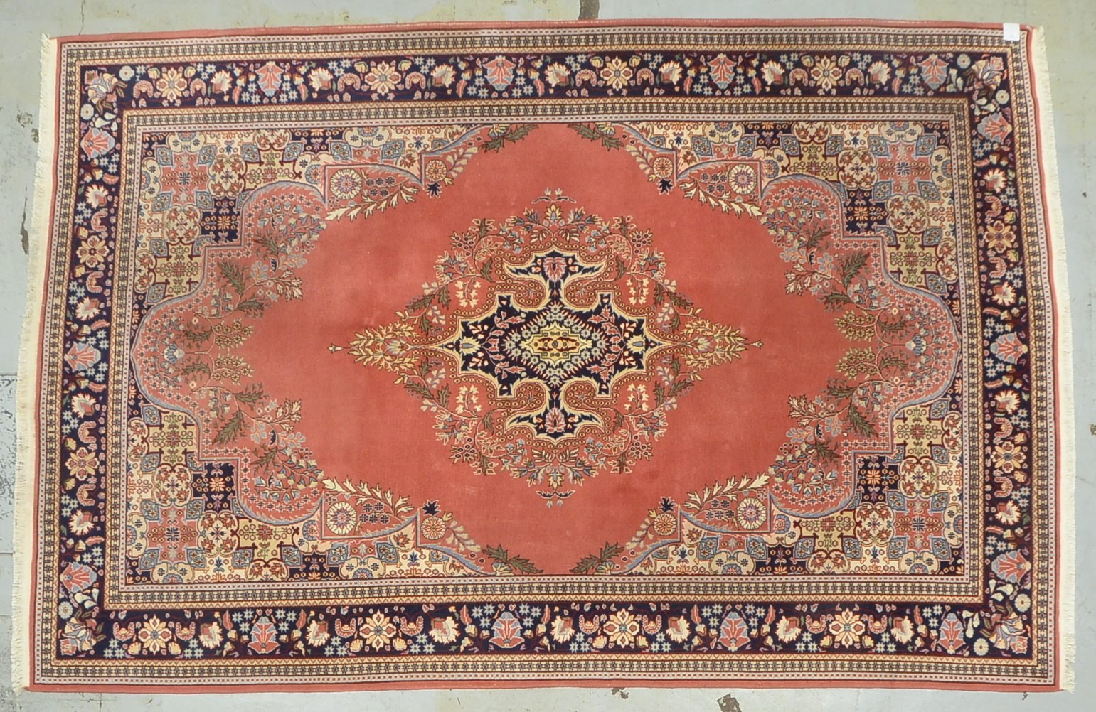 Hereke, mittelfeine Knüpfung, ringsum komplett - guter Zustand; Maße 317 x 210 cm