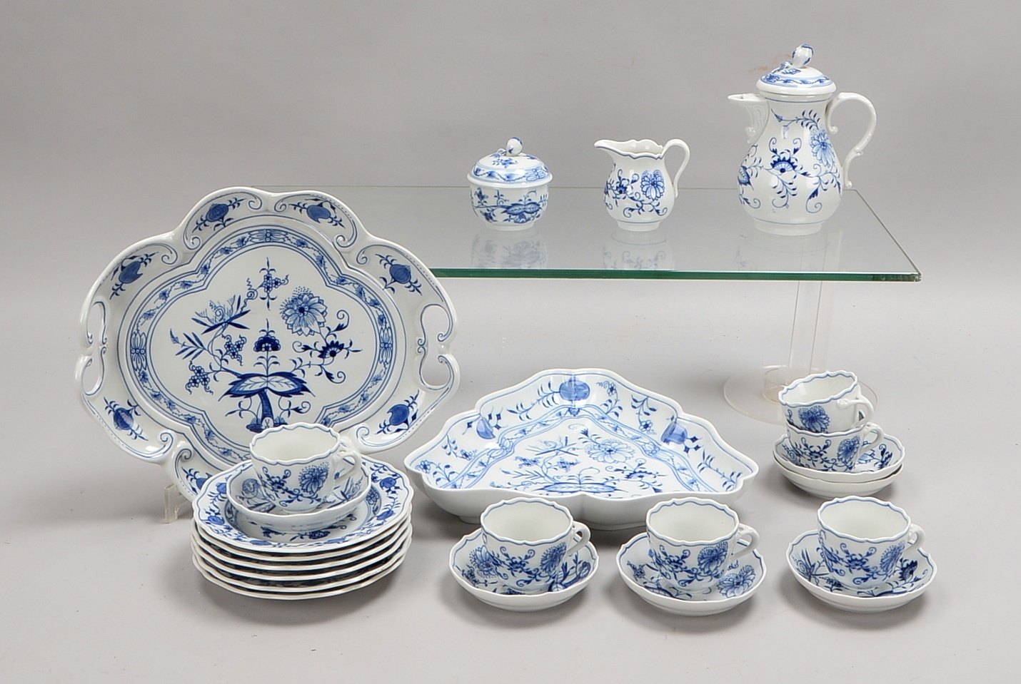 Meissen (3-gestr.), Mokkaservice, Zwiebelmuster, für 6 Pers., mit Tablett/Schale